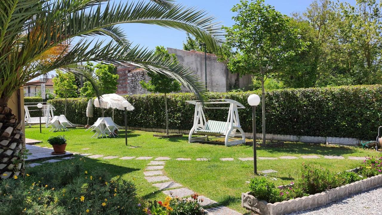 Bed&Breakfast Villa Lorena Forte dei Marmi Exterior photo