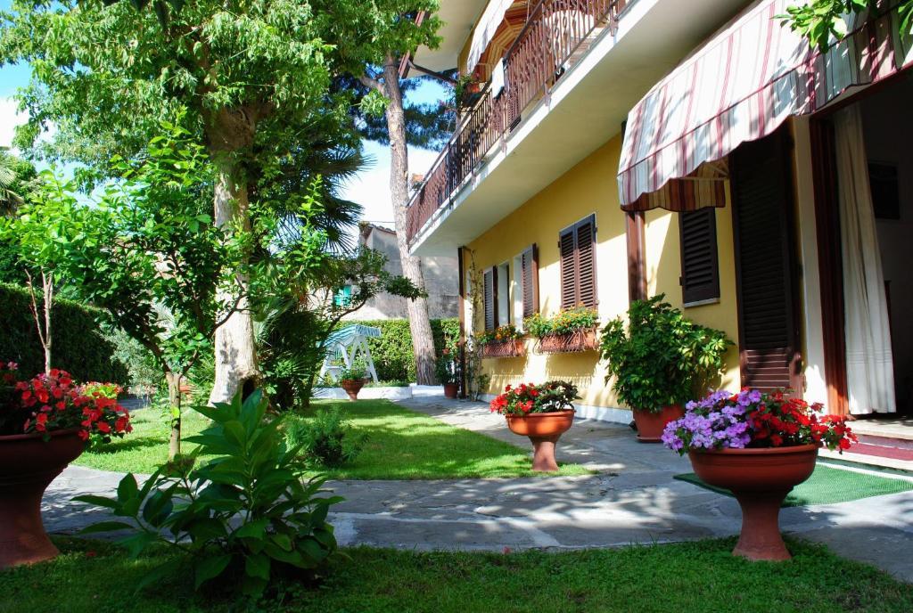 Bed&Breakfast Villa Lorena Forte dei Marmi Exterior photo